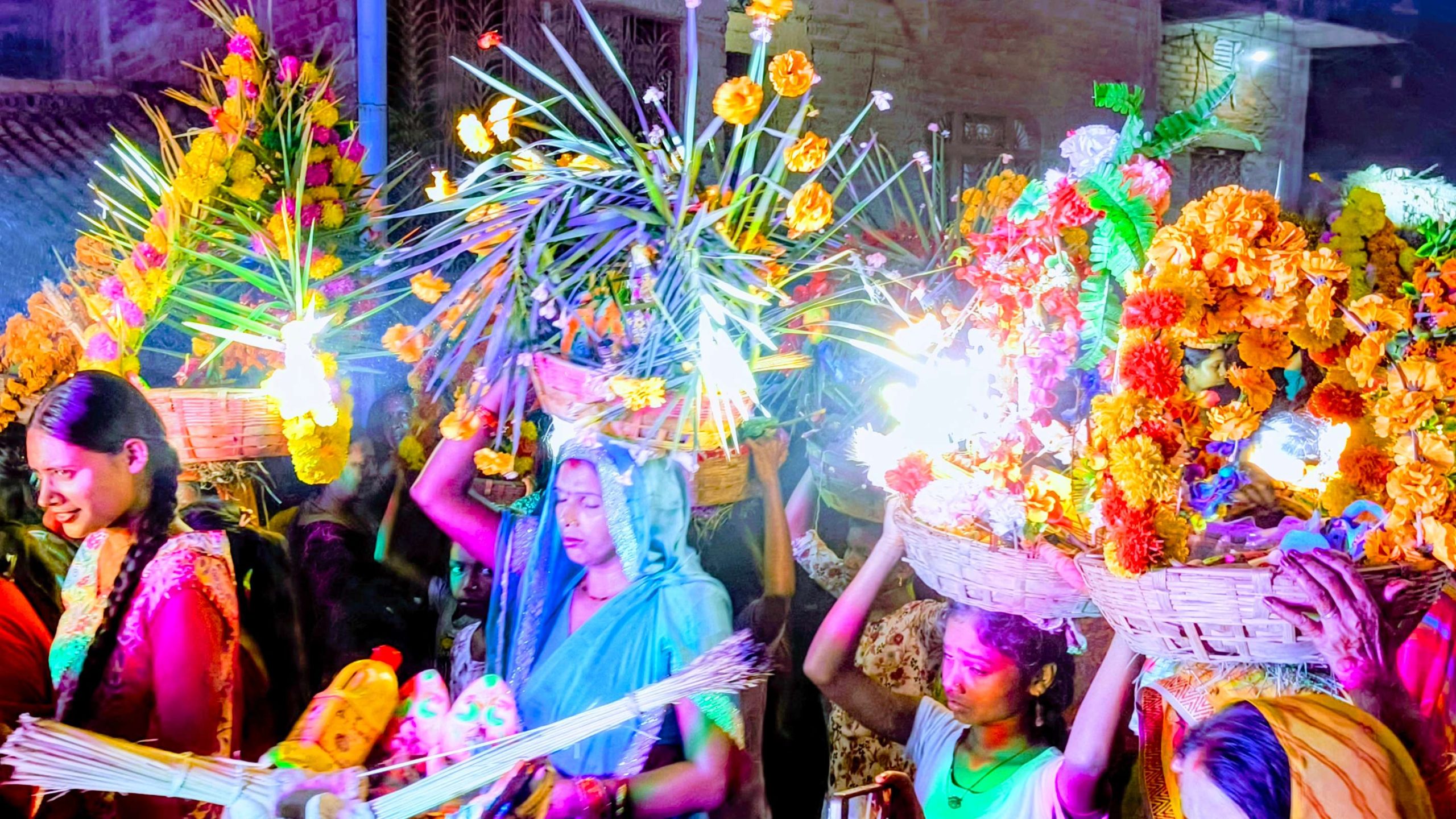 मटिहानी लगायत मिथिलाञ्चल क्षेत्रमा भाई बहिनी बीचको प्रेम प्रतीक मनाउने “सामाचकेवा” बिसर्जन गरी सम्पन्न भयो ।