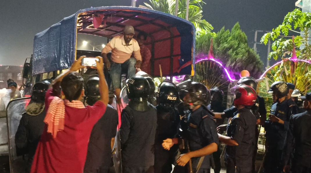 स्वास्थ्यकर्मीको आन्दोलनमा अश्रुग्यास प्रहार