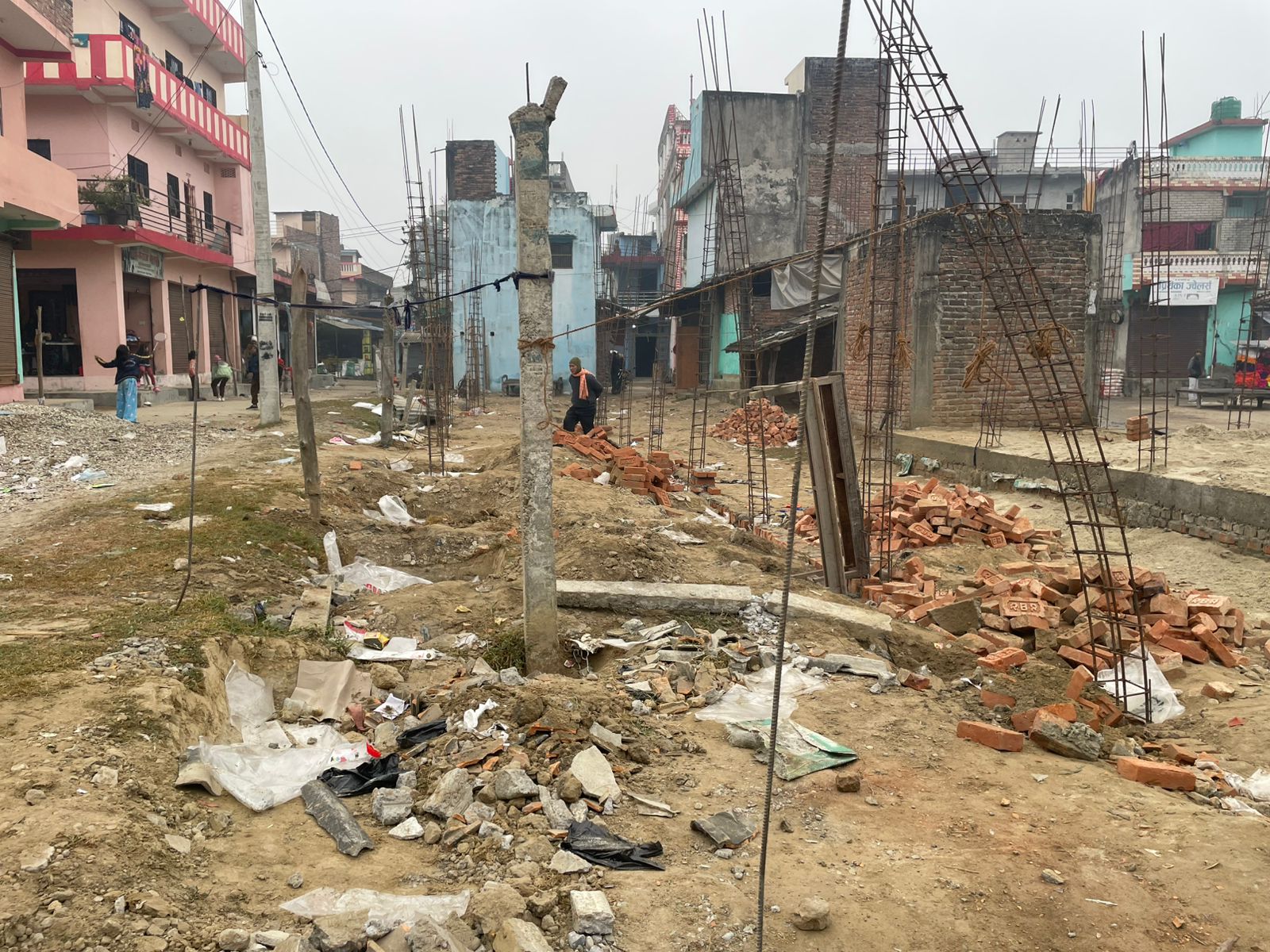 विद्यालयको जग्गा कब्जा गर्ने प्रयास: औरहीमा पक्की संरचना,स्थानीय आक्रोश र कानुनी चेतावनी