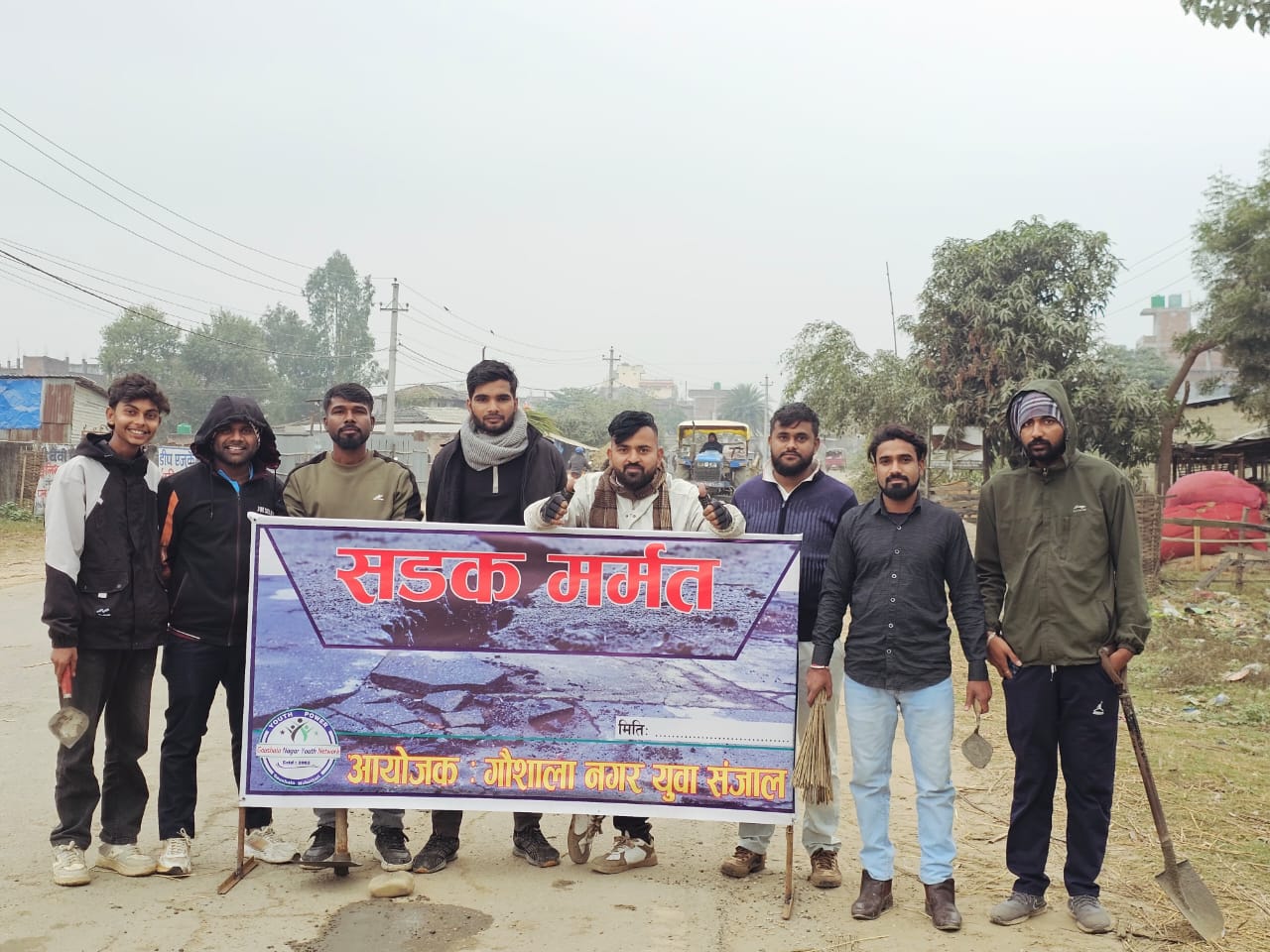 खाल्डाखुल्डीले थिलथिलो बनेको सडक मर्मतमा युवाहरू अघि सरे