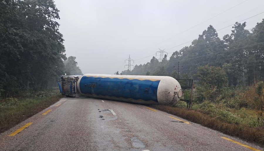 ग्यास बुलेट दुर्घटना, पूर्व–पश्चिम राजमार्ग अवरुद्ध