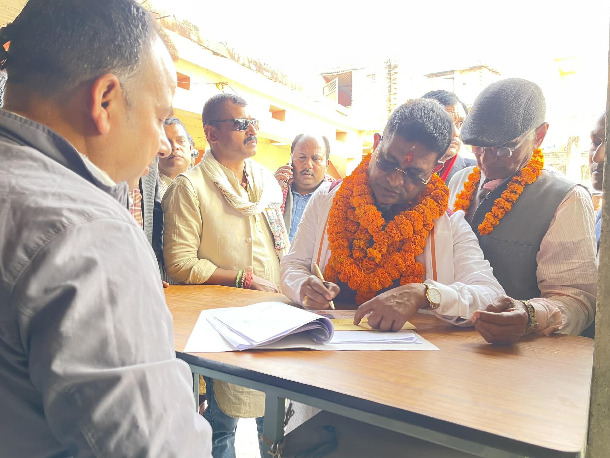 एमालेका रघुवीर महासेठले धनुषा–४ बाट गराए उम्मेदवारी दर्ता