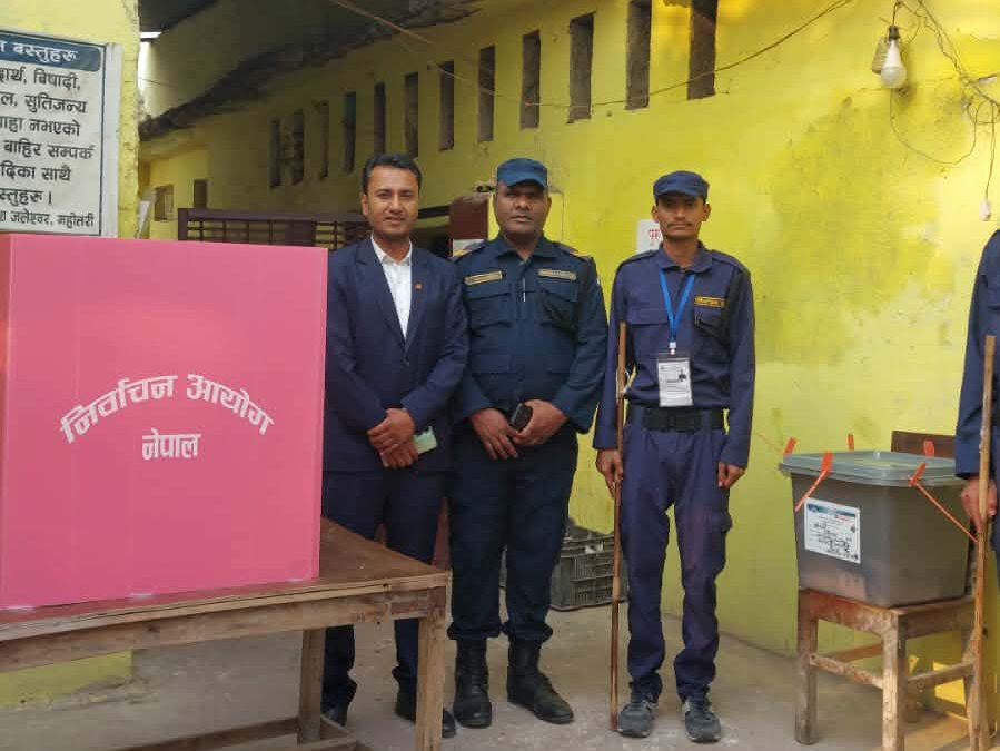 महोत्तरीमा ५२ प्रतिशत मतदान, मतपेटिका ढुवानी गर्ने कार्य सुरु