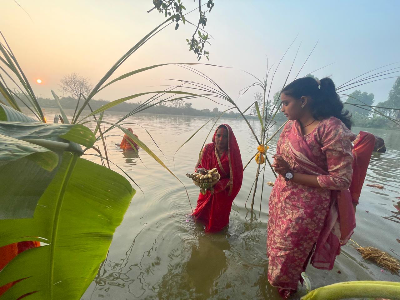 उदाउँदो सूर्यलाई अर्घ अर्पण गर्दै चैती छठ सम्पन्न(फोटो फिचर सहित)