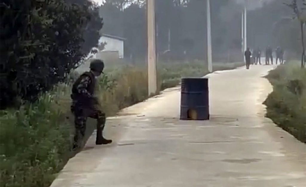 सडक छेउमा शंकास्पद वस्तु,सेनाको डिस्पोजल टोली परिचालन