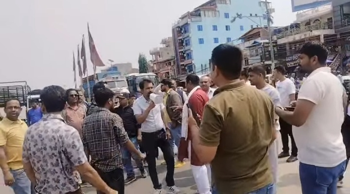 प्रधानमन्त्रीको गृहजिल्लामा चक्काजाम,मेडिकल आयोजना खारेजीको विरोध