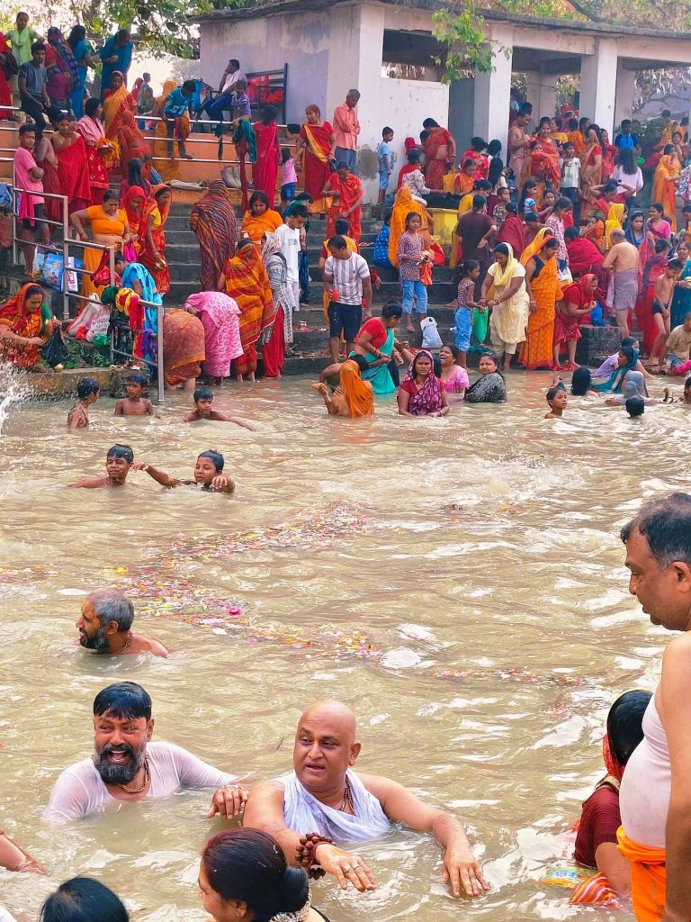 दूधमतीमा भव्य शाही स्नान, साँझ सवा लाख दीप जलाइने