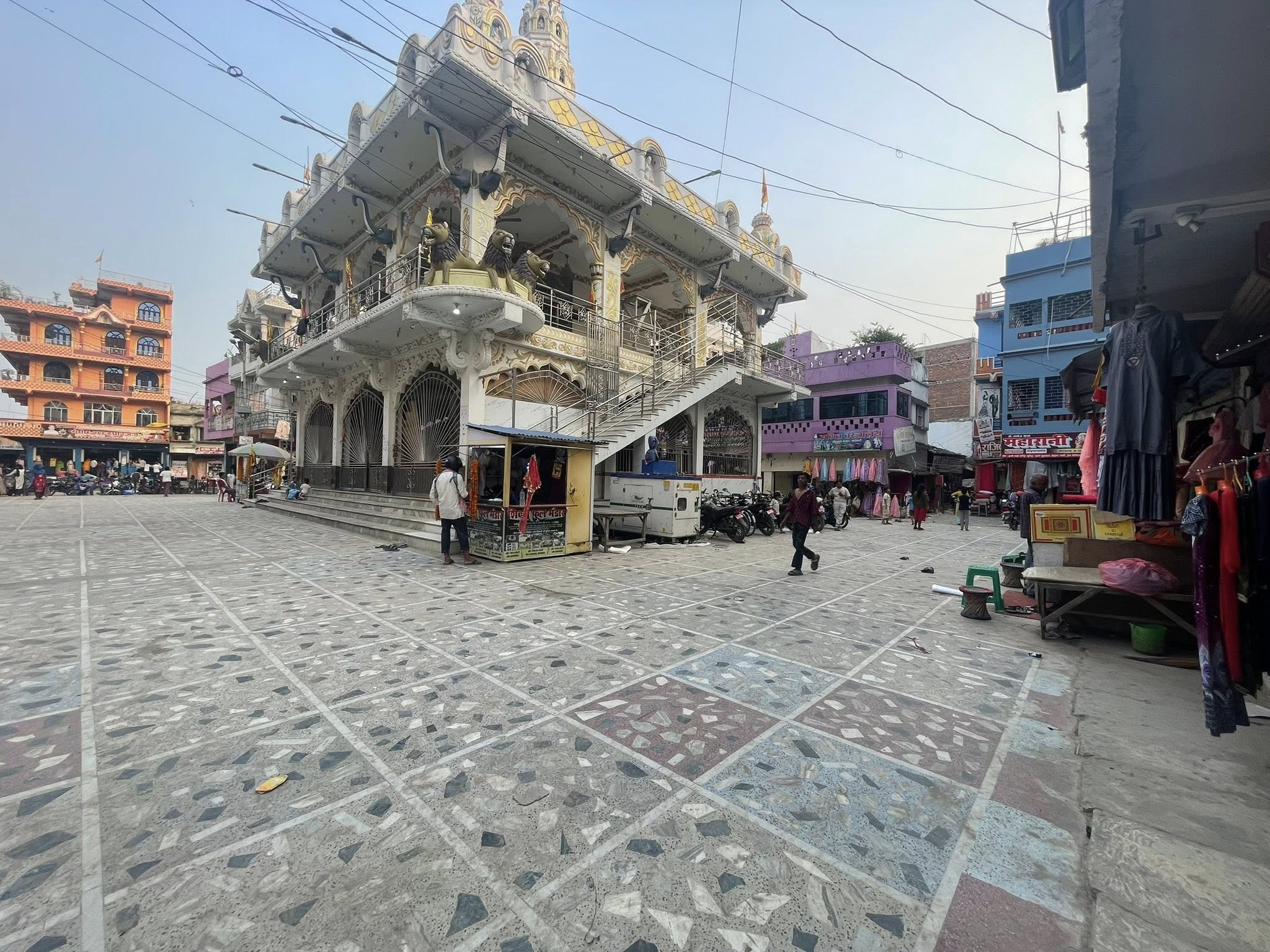 सवारी पार्किङ नियन्त्रण नहुँदा मन्दिरको गरिमा संकटमा