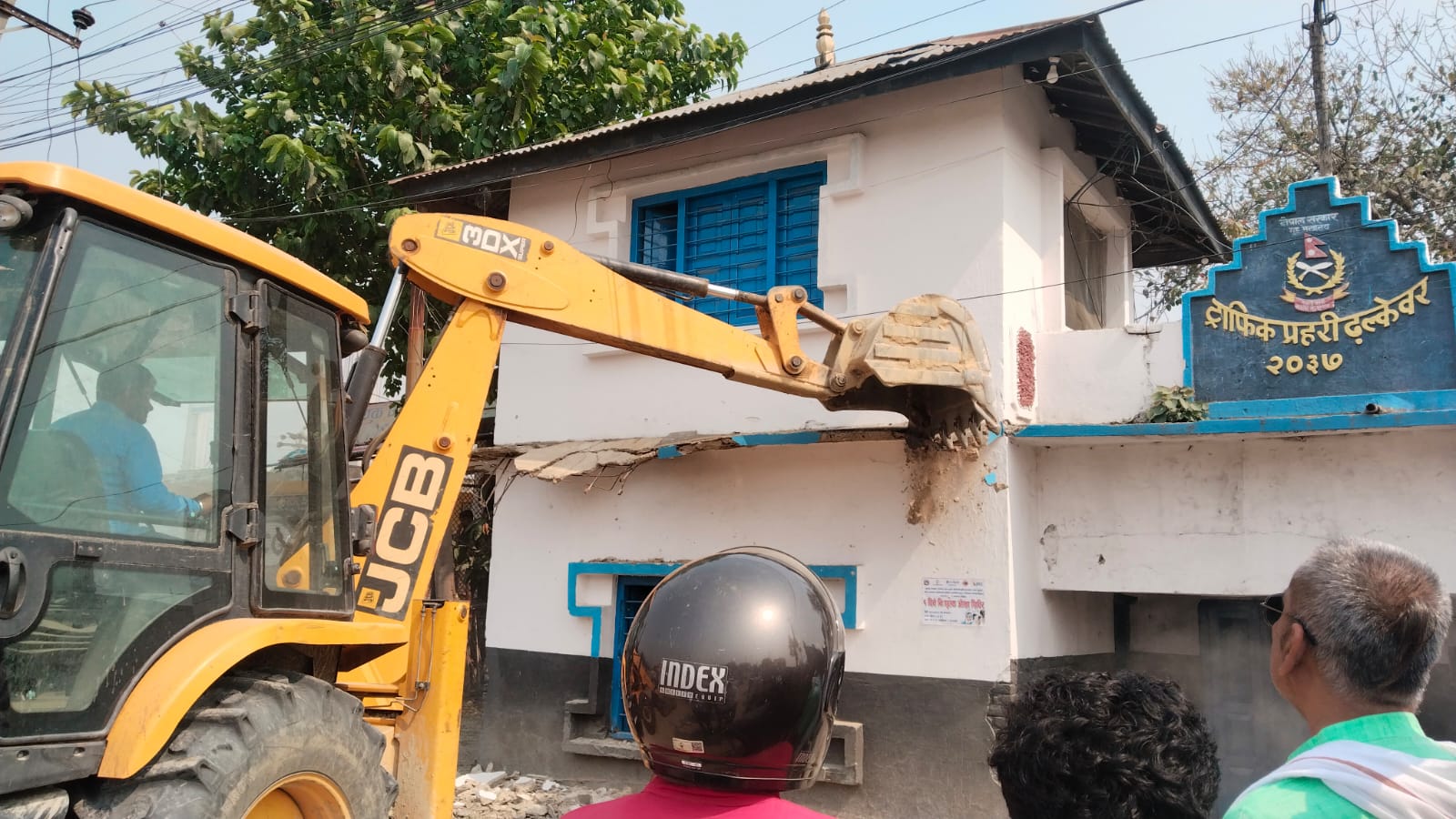 ढल्केबर क्षेत्रमा सडक तथा सार्वजनिक जग्गा अतिक्रमण गरी निर्माण गरिएका संरचना हटाउने अभियान तीव्र