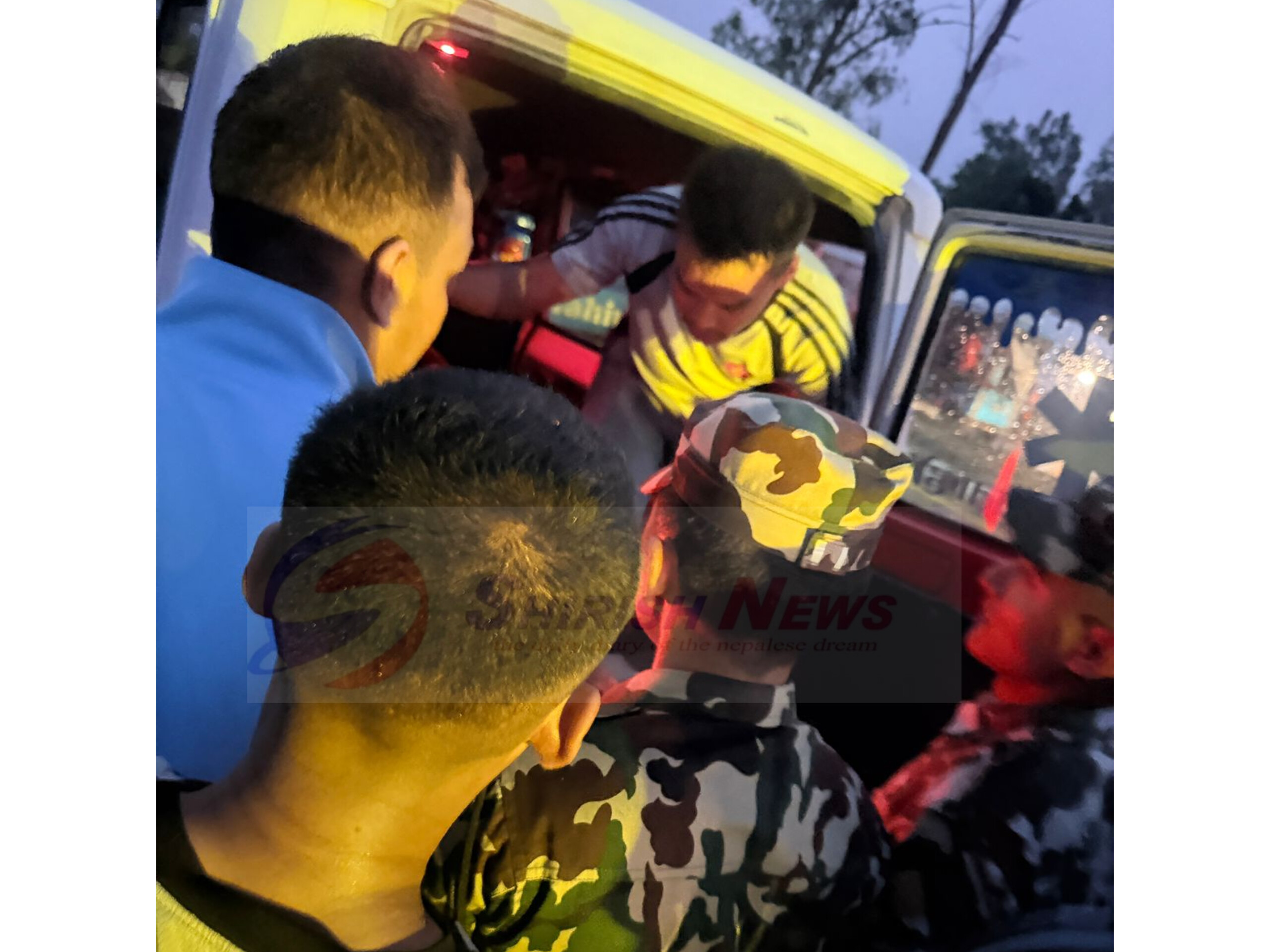 महोत्तरीमा रुख ढल्दा टेम्पु च्यापिँदा दुईको मृत्यु, तीन घाइते