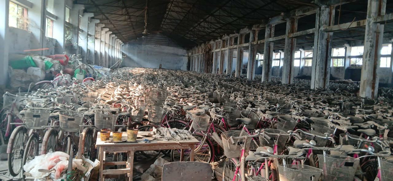 गोदाममै थुनियो ‘बेटी पढाऊ’को सपना: हजारौँ साइकल खिया लाग्दै, ४५ करोड बजेट फ्रिज