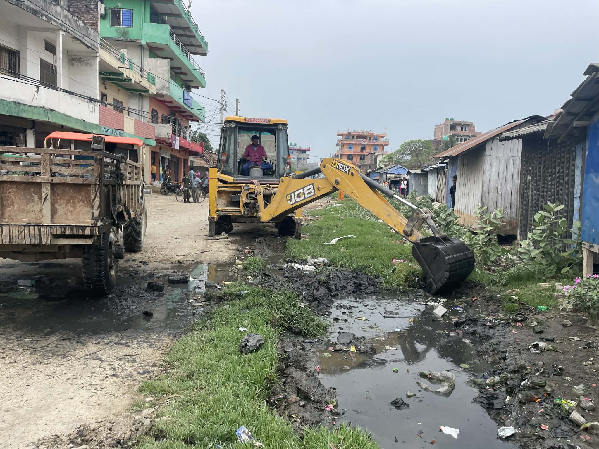अदालतको फैसलापछि गौशाला बजारको नाला सरसफाइ तथा  बजार अतिक्रमण हटाइदै
