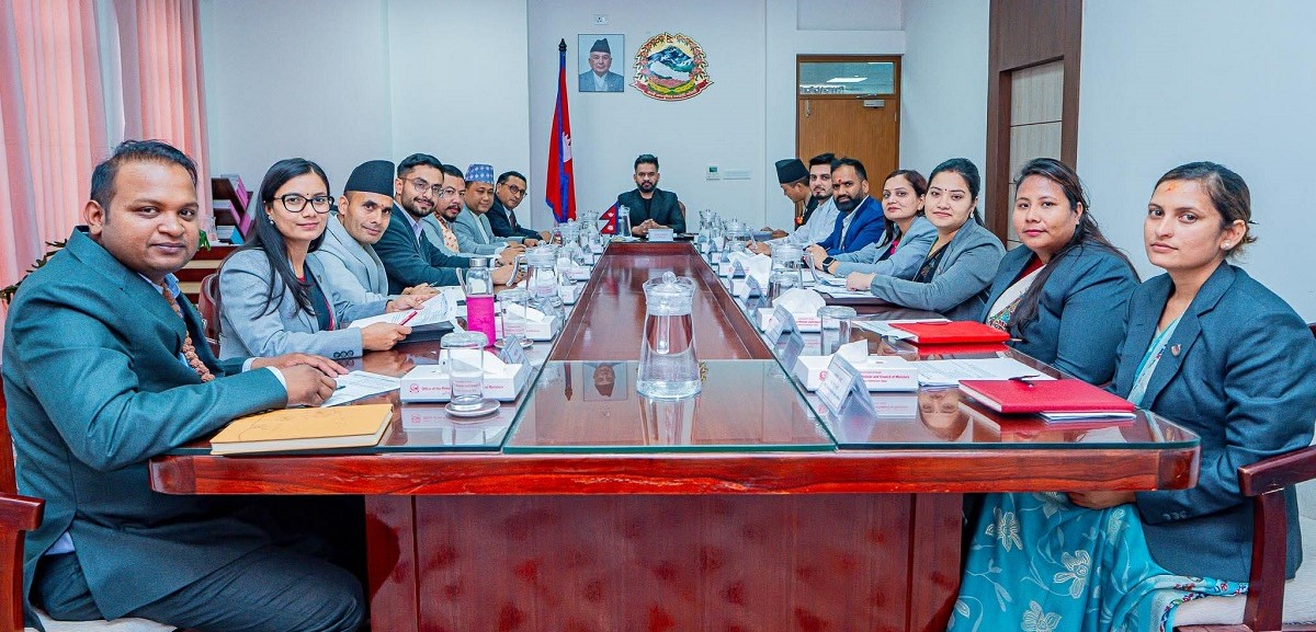 आकस्मिक मन्त्रिपरिषद बैठक बस्दै