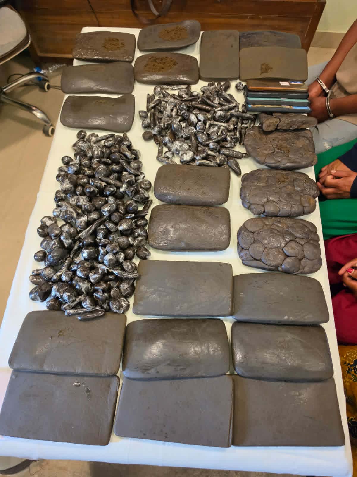 १४ किलो चरेशसहित चार जना इलाका प्रहरी कार्यालय कृष्णानगरको नियन्त्रणमा