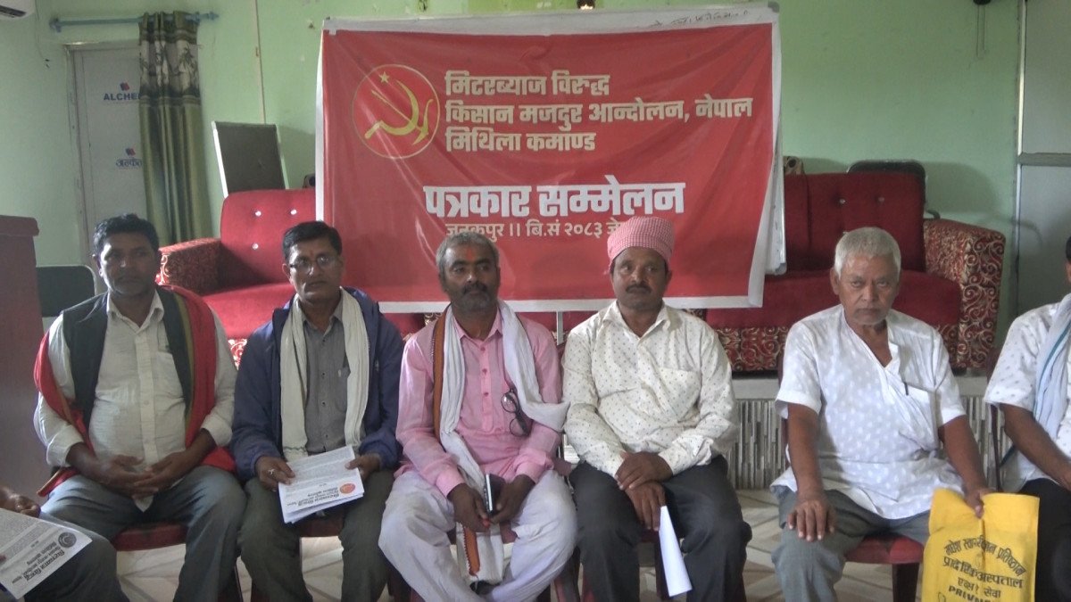 मिटरब्याज पीडितहरूले धनुषा जिल्ला अदालत घेराउ गर्दै