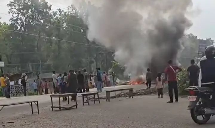 वन अतिक्रमण हटाउन खोज्दा बर्दिवासमा राजमार्ग अवरुद्ध