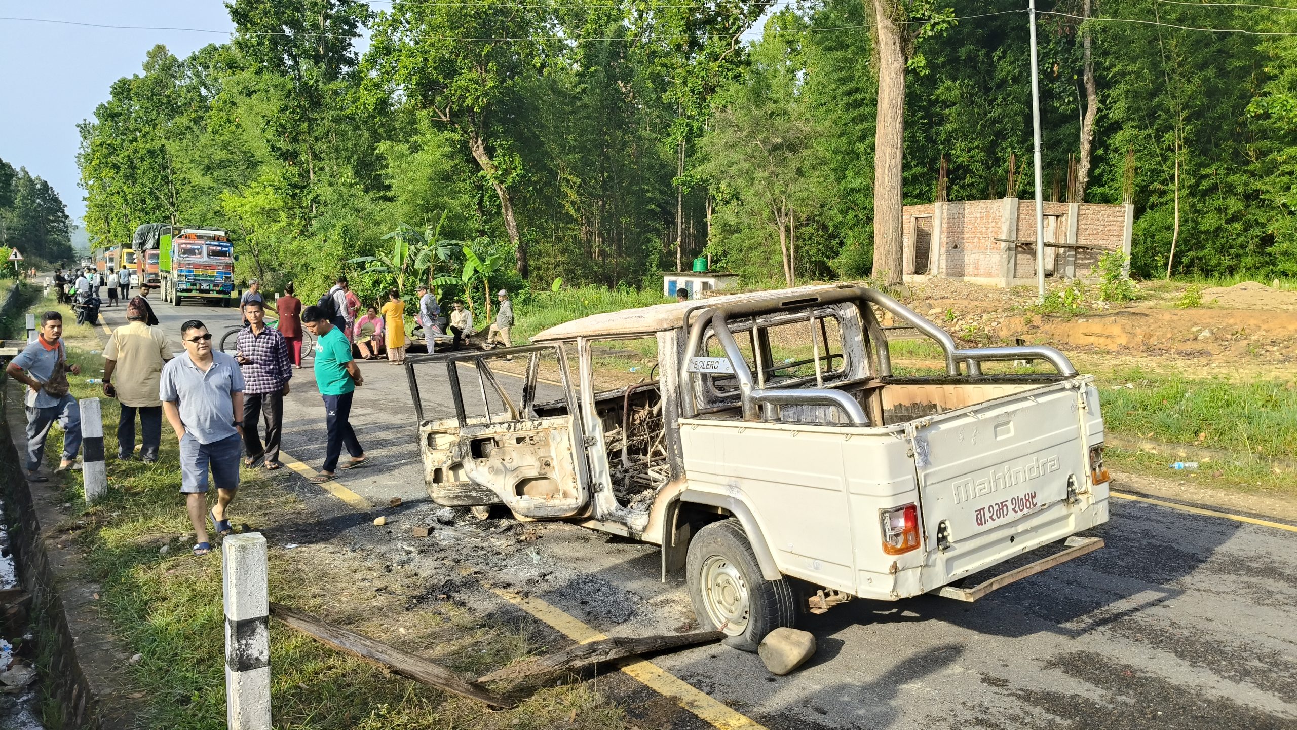 बर्दिबास –३ कालापानी क्षेत्रमा बस्ती हटाउने प्रयासको विरोधमा स्थानीयवासी आन्दोलित, विपी राजमार्ग अवरुद्ध, प्रचण्ड गर्मीमा सयौं यात्रुहरु अलपत्र