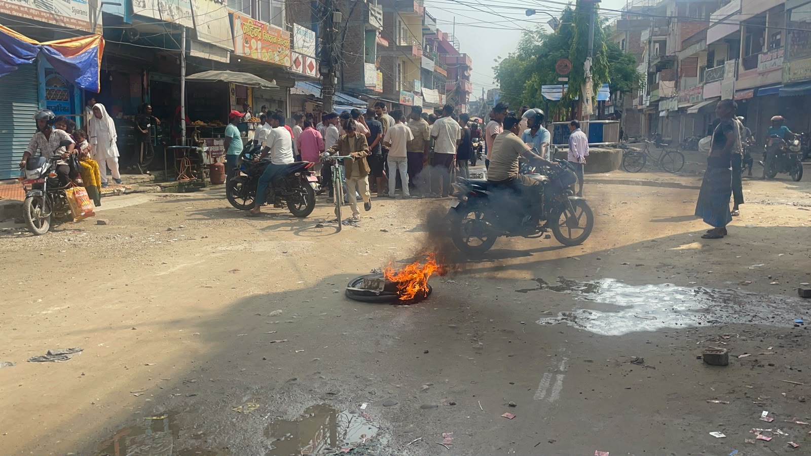गौशाला बजार बन्द, टायर बालेर प्रदर्शन