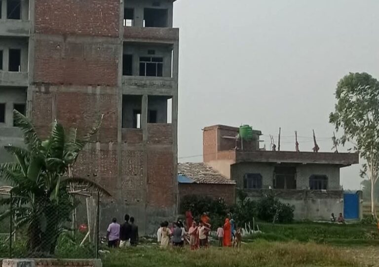 निर्माणाधीन घरको छत भत्किँदा दुई मजदुरको मृत्यु