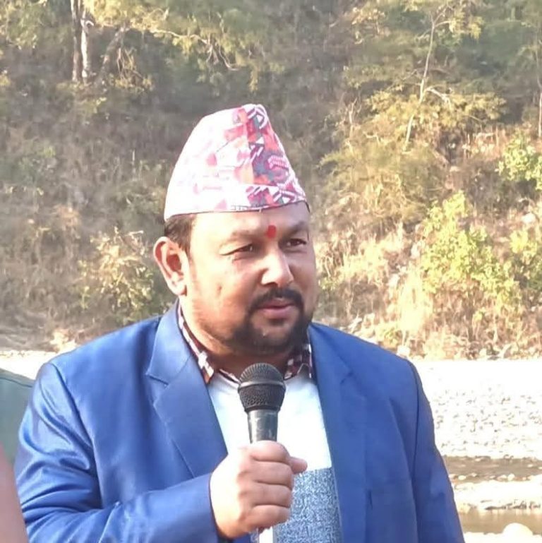अव्यवस्थित बसोबासीलाई सेतो निस्सा वितरण गर्दै बर्दिवास नगरपालिका