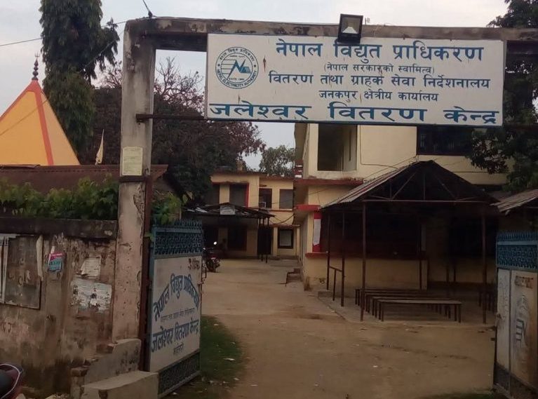 चर्को गर्मीमा जलेश्वरमा विद्युत् संकट : उपभोक्ता आक्रोशित