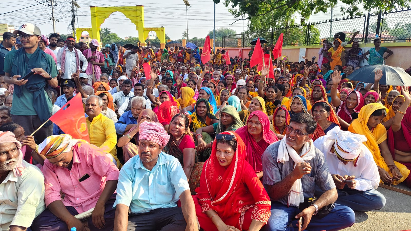 न्याय माग्दै मिटरब्याज पीडितद्वारा धनुषा जिल्ला अदालत घेराउ