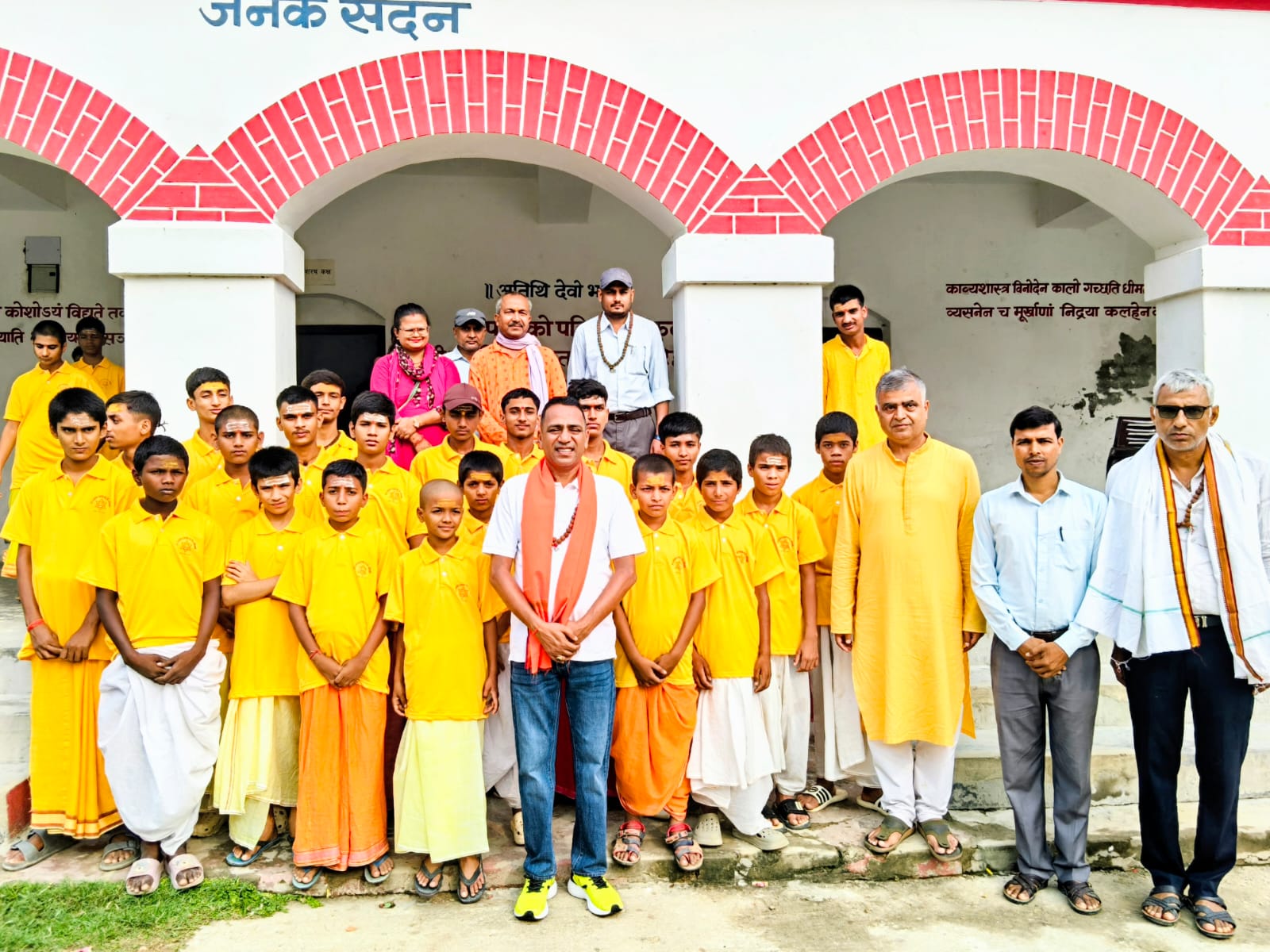 पूर्व विद्यार्थी विष्णु पराजुलीको ५० हजार बराबरको ट्र्याकसुट र वैदिक सितारा पौडेलको धोती सहयोग, मटिहानी गुरुकुलका वटुकलाई वितरण