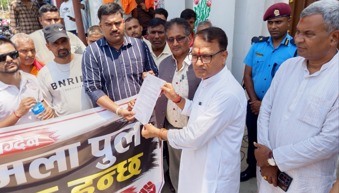 कमला पुल निर्माण प्रक्रिया तत्काल अघि बढाउन माग गर्दै मधेश प्रदेशसभाका सभामुख यादवलाई ज्ञापनपत्र