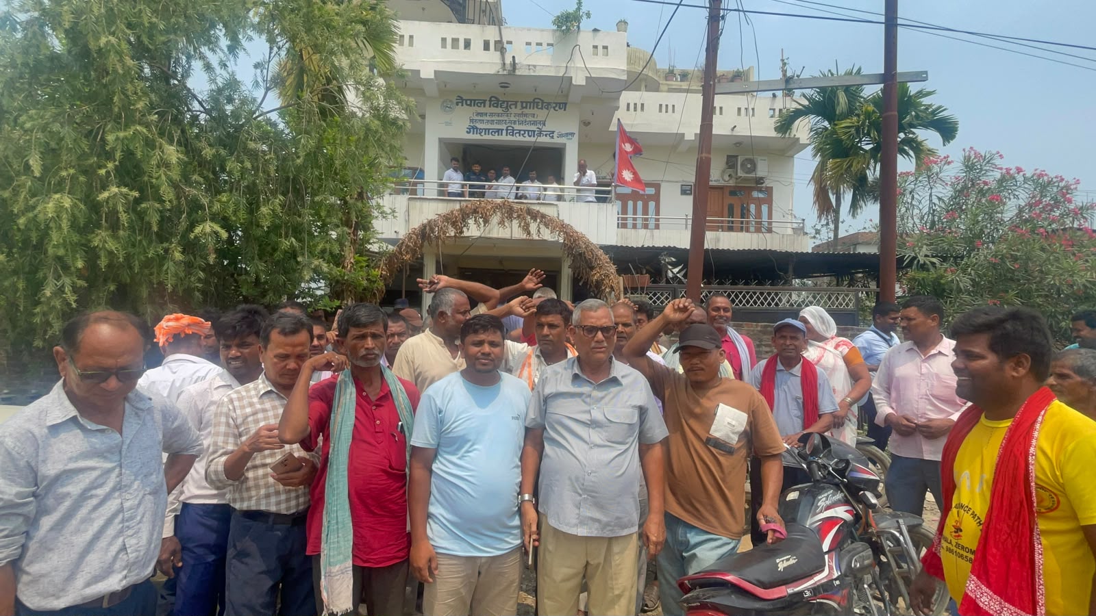 गौशालामा कम भोल्टेज र ट्रान्सफर्मर अभावविरुद्ध किसानको ज्ञापनपत्र