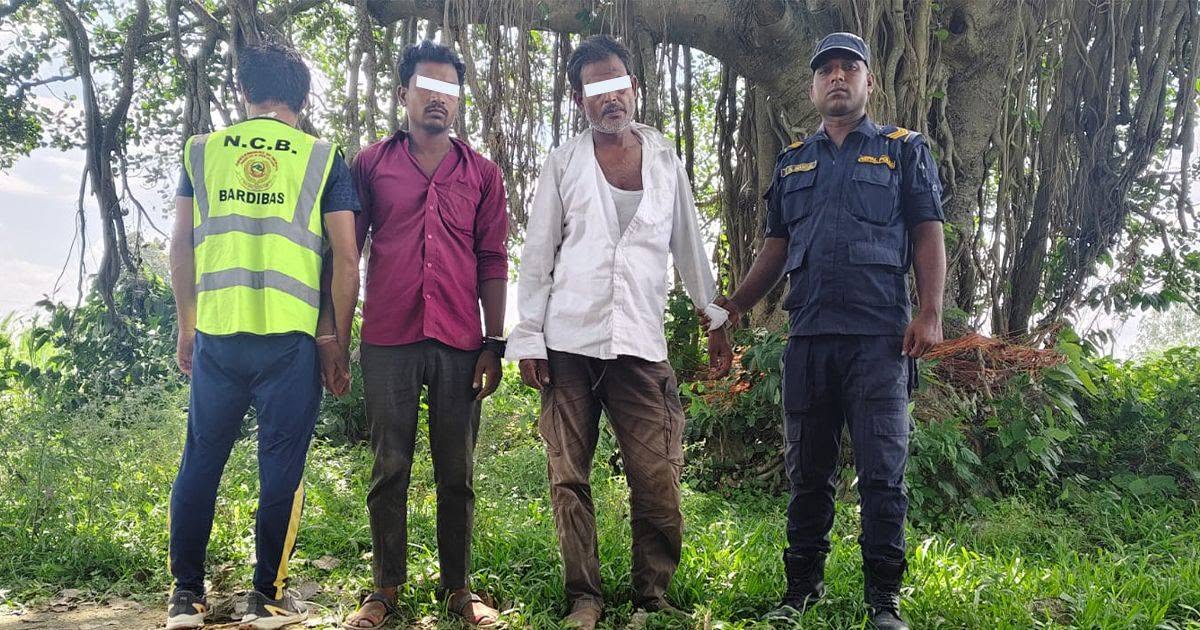 धनुषाको ढल्केबरमा हवाई फायर गरि खैरो हेरोइनसहित दुई जना पक्राउ