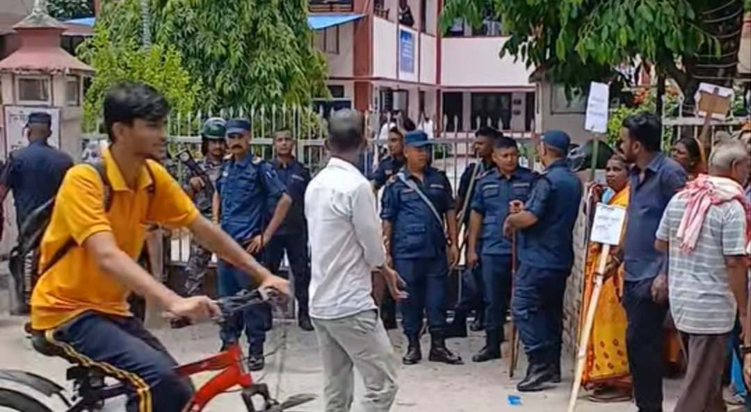 मिटरब्याज पीडितद्वारा उच्च अदालत जनकपुरधाम अगाडि प्रदर्शन