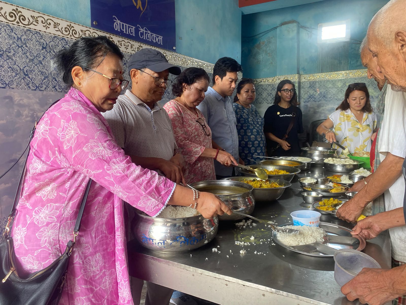 जन्मदिनमा वृद्धाश्रममा भोजन गराउँदै मानवसेवाको सन्देश