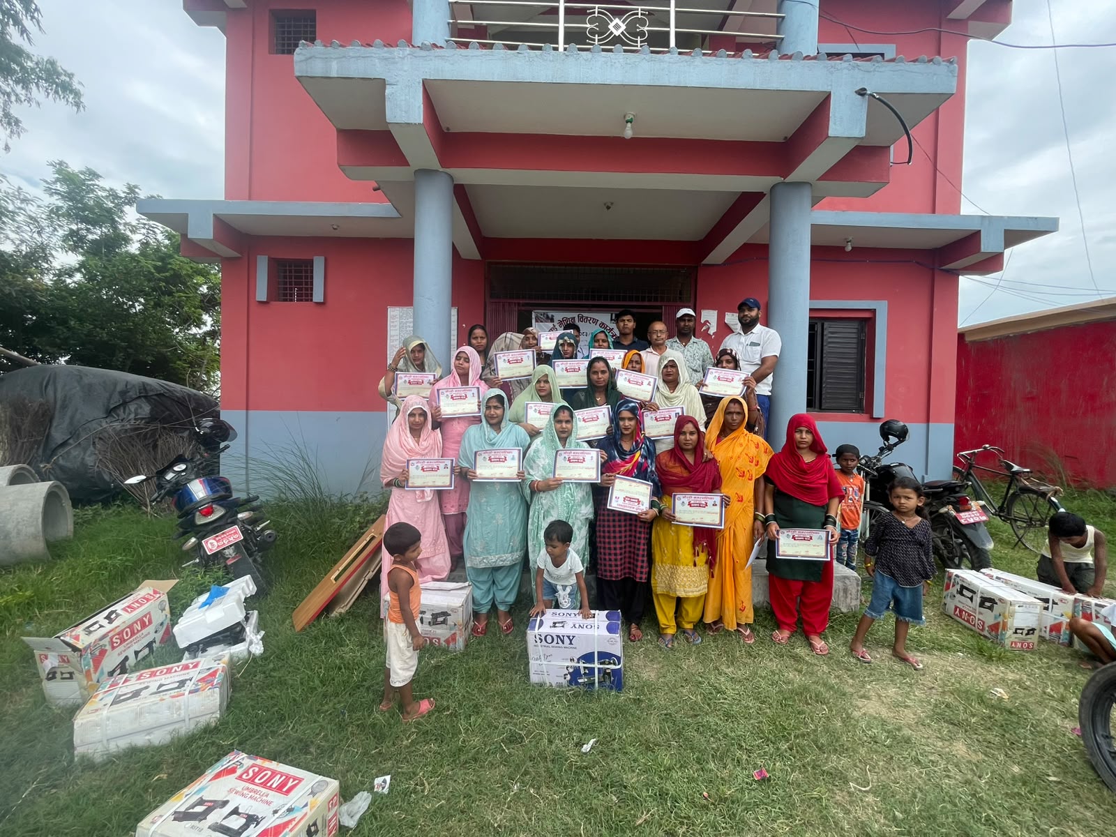 तीनमहिने सिलाइ–कटाइ तालिम पूरा गरेका महिलालाई सिलाइ मेसिन वितरण