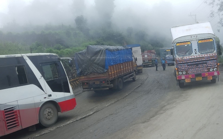 काठमाडौंबाट बाहिरिने र भित्रने मुख्य सबै नाकामा गाडी बन्द