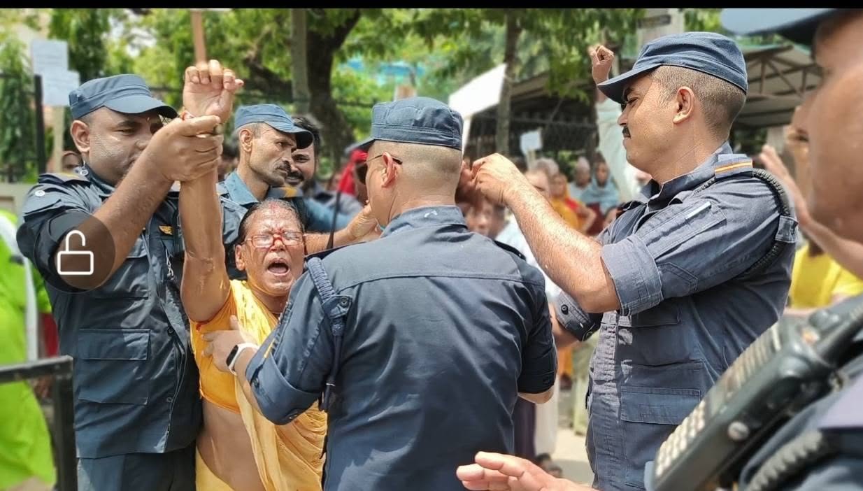 मिटरब्याज मुद्दाको बहस चलिरहेका बेला धनुषा अदालतअगाडि प्रदर्शन