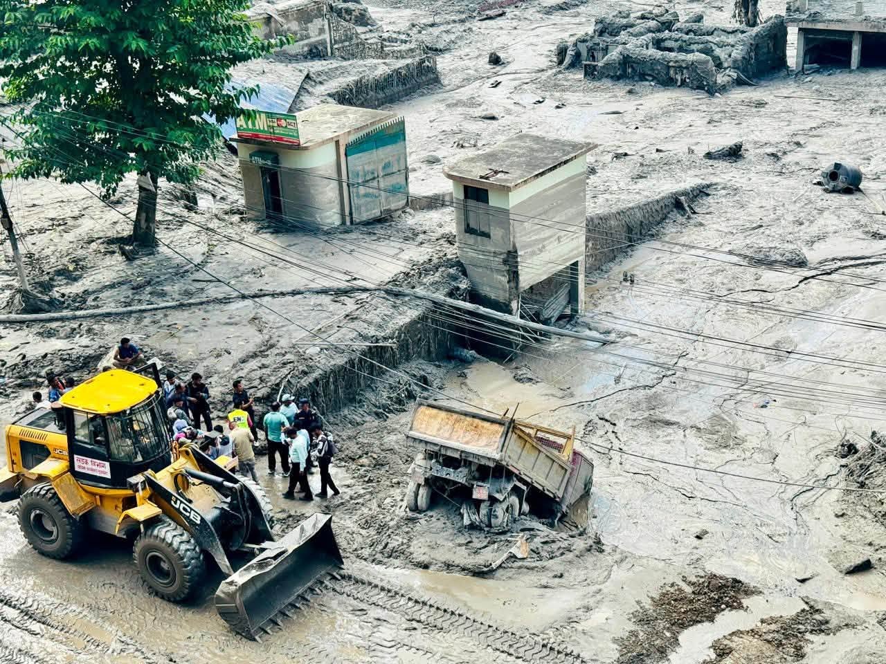 भोटेकोशी बाढीपीडितलाई महोत्तरीका चार नगरपालिकाको ४२ लाख ५१ हजार सहयोग