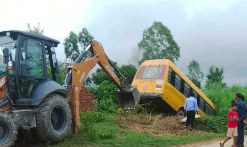 गौशालामा विद्यालय बस दुर्घटनामा ५ बालबालिकासहित ६ घाइते