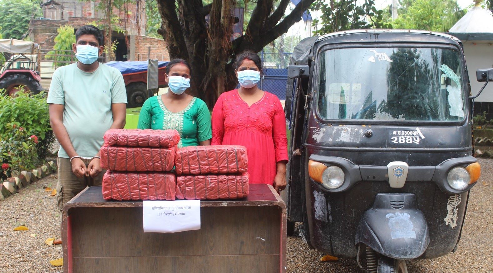 गाँजासहित दुई महिला र अटोचालक पक्राउ