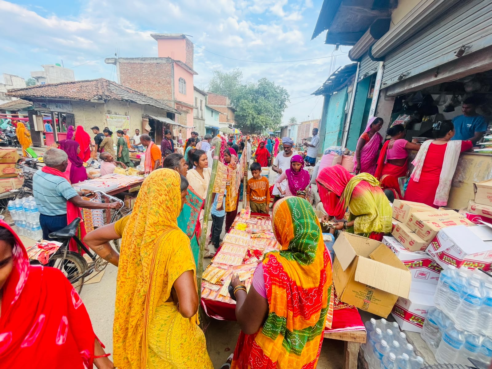 रक्षाबन्धनको रौनकले तराई–मधेशमा बढायो चहलपहल