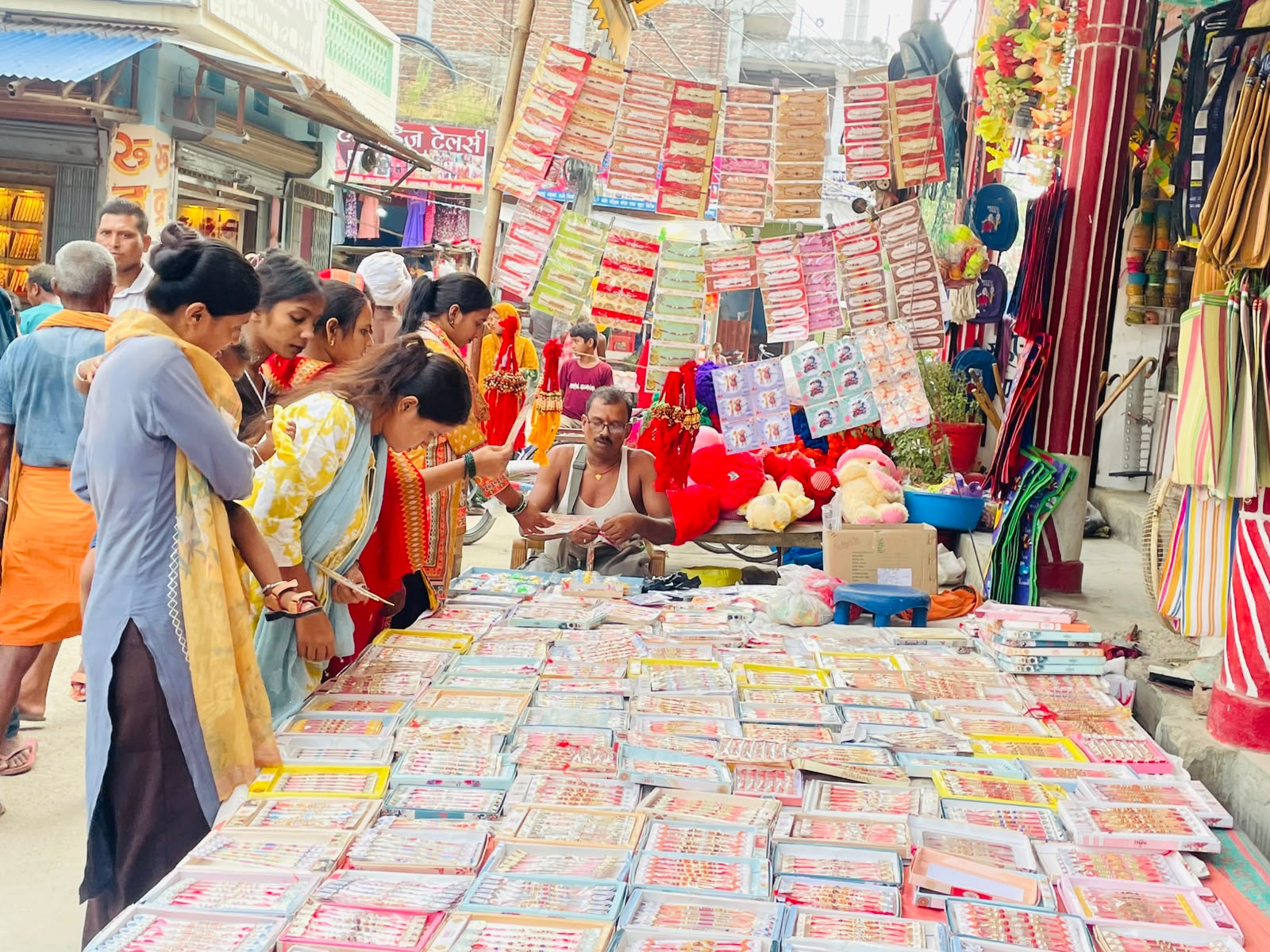 रक्षाबन्धनको रौनकले तराई–मधेशमा बढायो चहलपहल