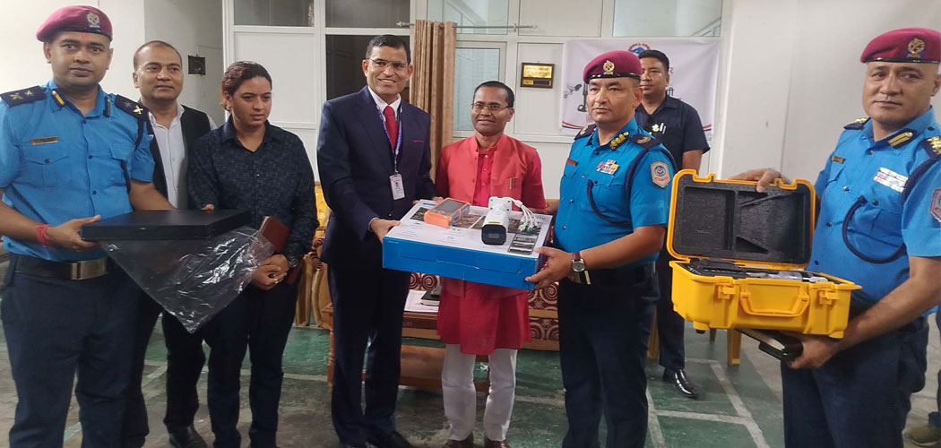 मधेश प्रदेश : नेपाल प्रहरीलाई सुरक्षा सामग्री हस्तान्तरण