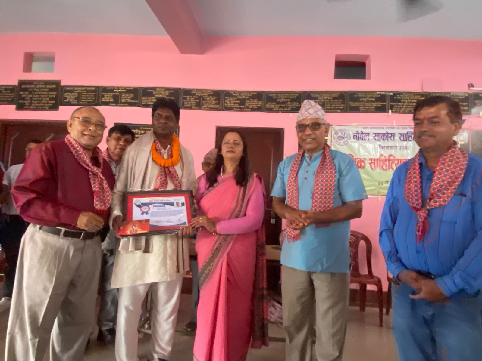 नोबेल साकोस विराटनगर शाखाद्वारा नाट्यकर्मी कामत सम्मानित