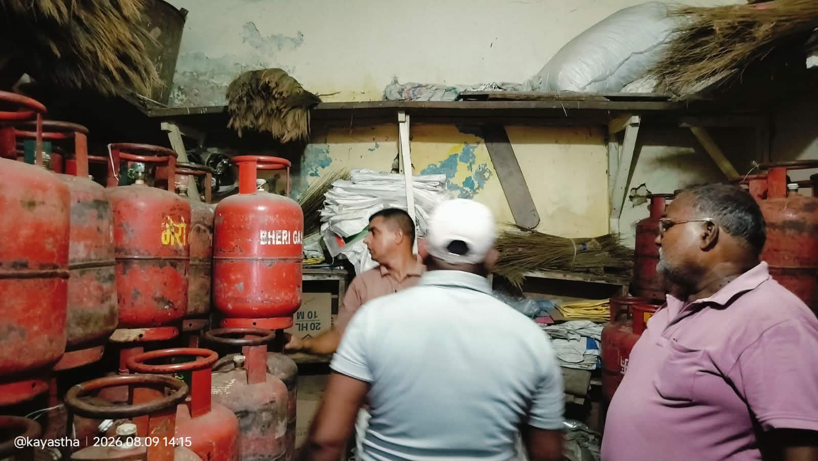 इलाका प्रहरी कार्यालय कृष्णनगर द्वारा विभिन्न ग्यास डिस्ट्रीब्युटरका पसलहरूमा छड्के अनुगमन