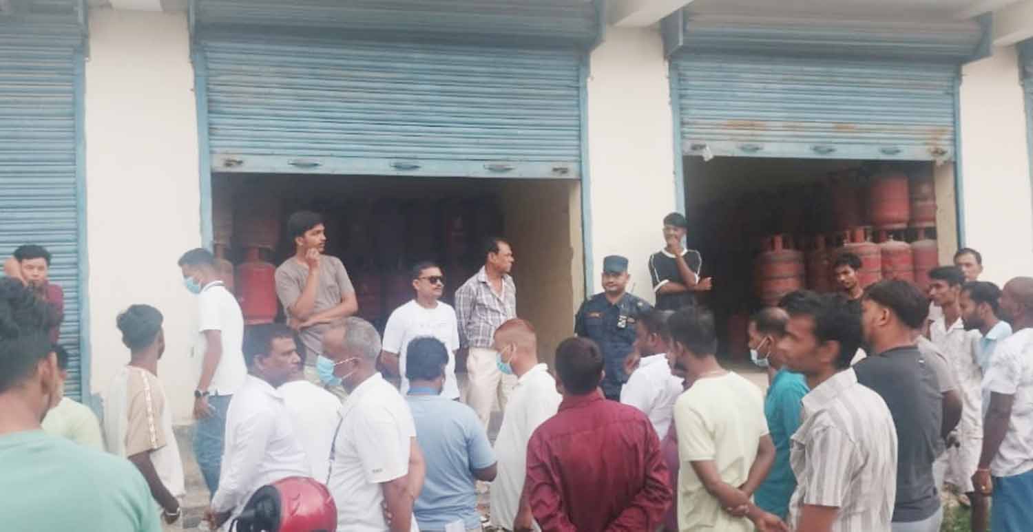 ग्यास व्यवसायी संघ धनुषाका अध्यक्ष पण्डितको व्यवसायिक प्रतिष्ठानबाट ठूलो परिमाणमा ग्यास बरामद