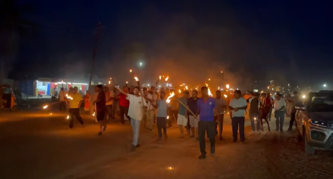 ट्रमा सेन्टर अन्यत्र सार्न पाइदैन भन्दै खबरदारी गर्न  ढल्केबरमा मसाल जुलुस प्रदर्शन