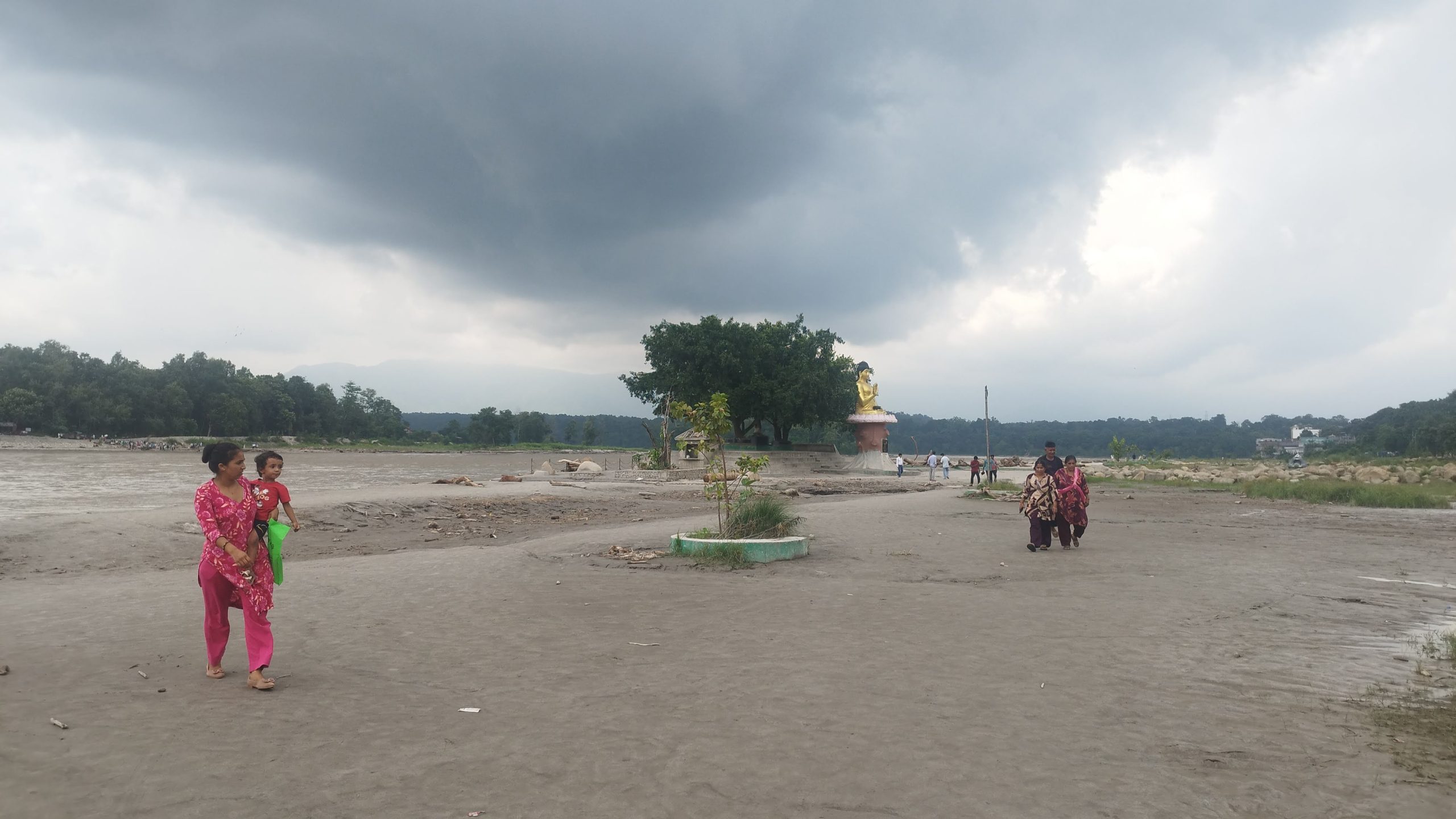ताल फुटेको सूचना आएसँगै नारायणी नदी किनारमा जान रोक