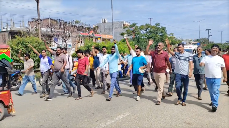 गोदामबाट सामान लगेको विरोधमा महेन्द्रनगरका व्यापारी आन्दोलित