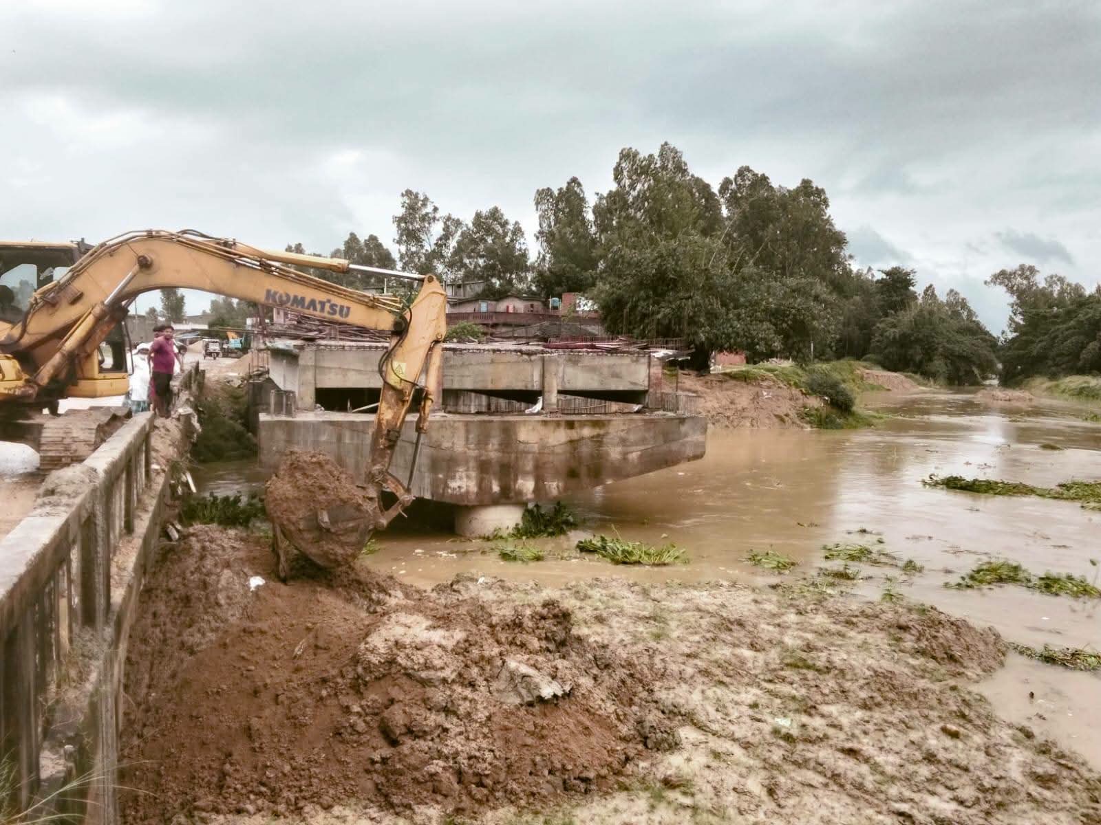 जलेश्वर–जनकपुर सडकखण्डमा पानीको बहाव बढ्यो, कुट्मेश्वरी पुल नजिक सतर्कता