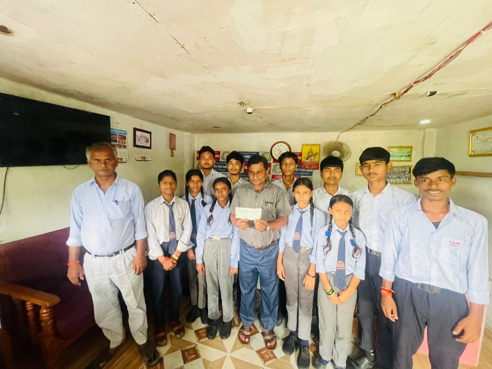 चिल्ड्रेन ग्लोरी पब्लिक एकेडेमीका बालबालिका र विद्यालयद्वारा बाढीपीडितलाई आर्थिक सहयोग