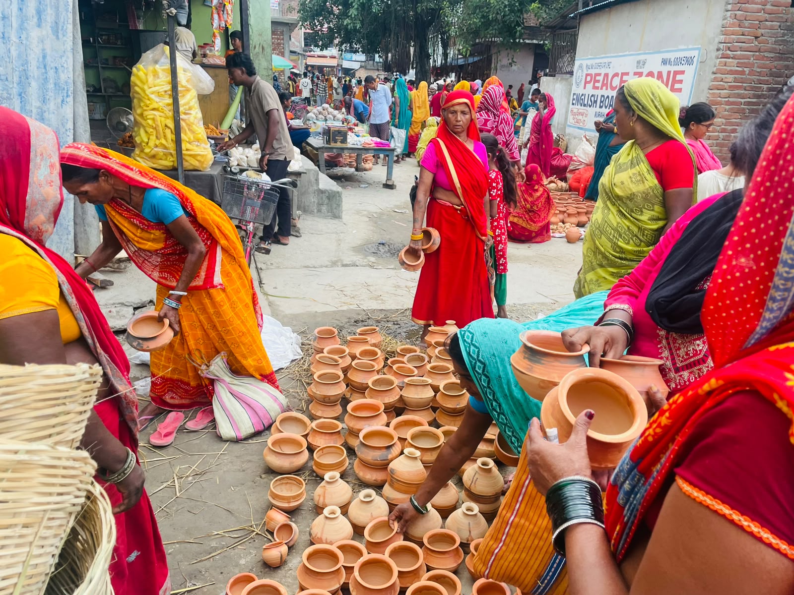चौरचन पर्वका लागि माटाका भाँडा खरिद गर्न हाटबजारमा बढ्यो चहलपहल